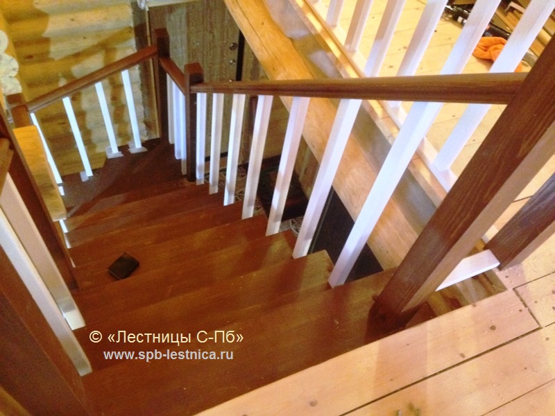 поворотная лестница на 180 градусов с забежными ступенями