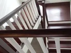 лестница из бука и сосны на тетиве