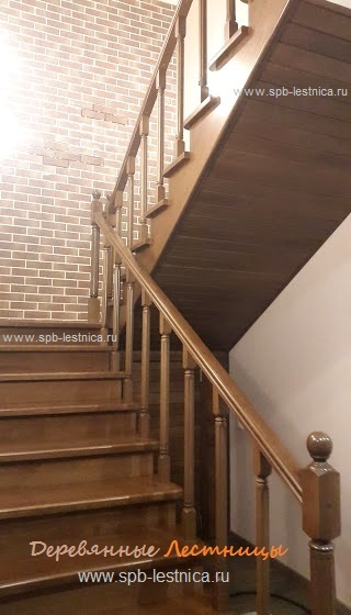 лестница с площадкой из сосны