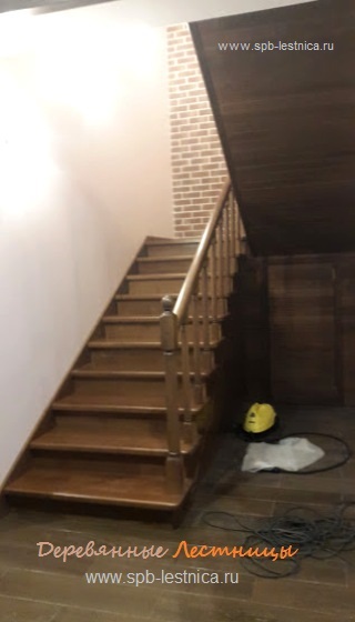 лестница с площадкой из сосны