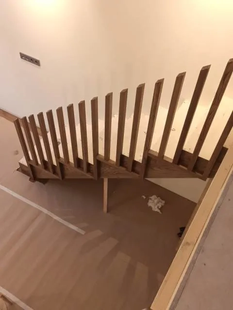 прямая лестница из дерева