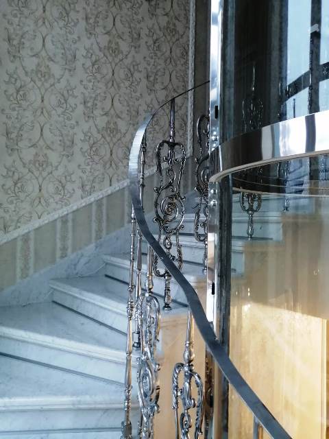 облицовка ступеней лестницы мрамором с кованным ограждением