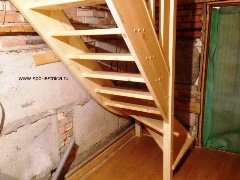 забежная лестница с цокольного на 1 этаж дома