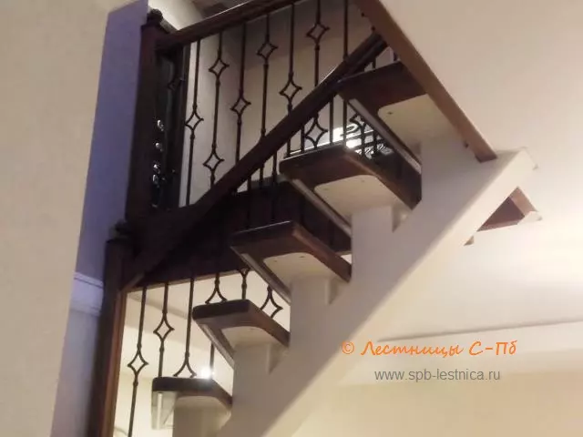 отделка металлической лестницы дубом
