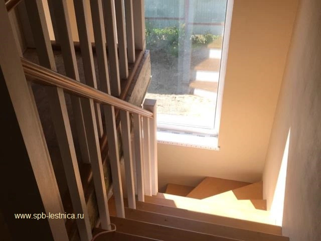 лестница из сосны на 180 градусов