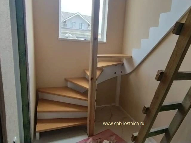 лестница из сосны на 180 градусов