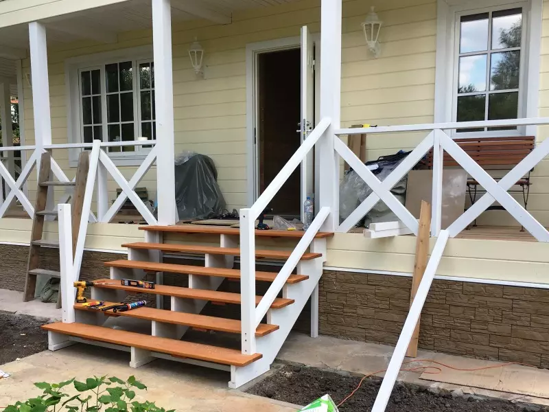 деревянная лестница на террасу дома