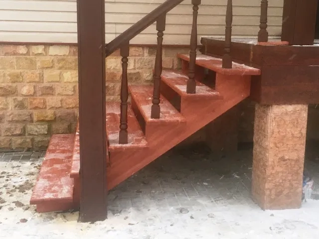 лестница из лиственницы на террасу дома