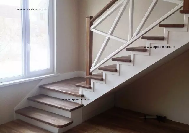 металлическая лестница с 12 ступенями и 2 площадками