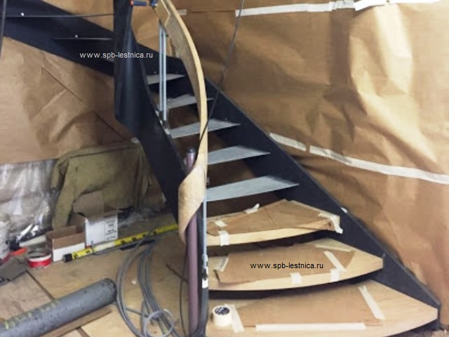 монтаж ступеней и гнутого поручня из ясеня на каркас металличекой лестницы