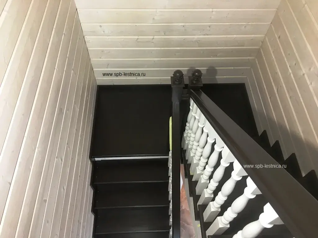 лестница с 3 пригласительными ступенями и поворотным поручнем