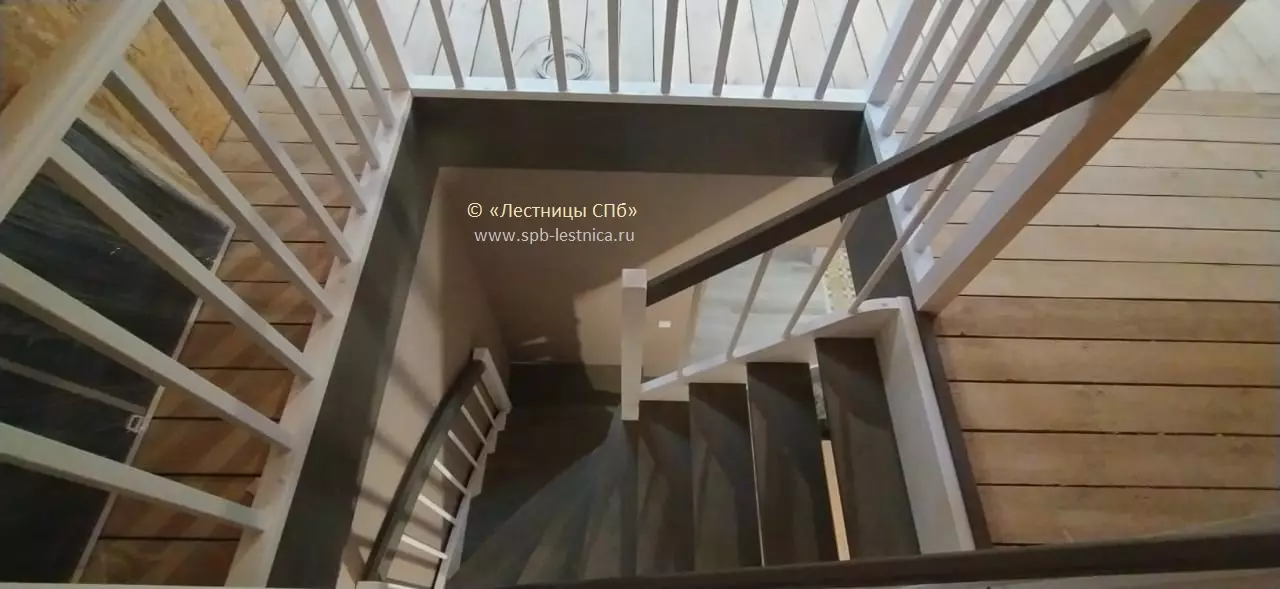 винтовая лестница из сосны с поворотом на 180 градусов