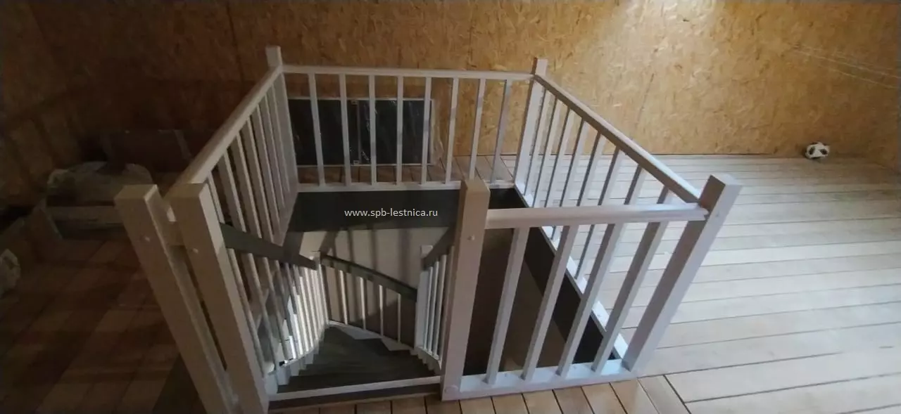 винтовая лестница из сосны с поворотом на 180 градусов