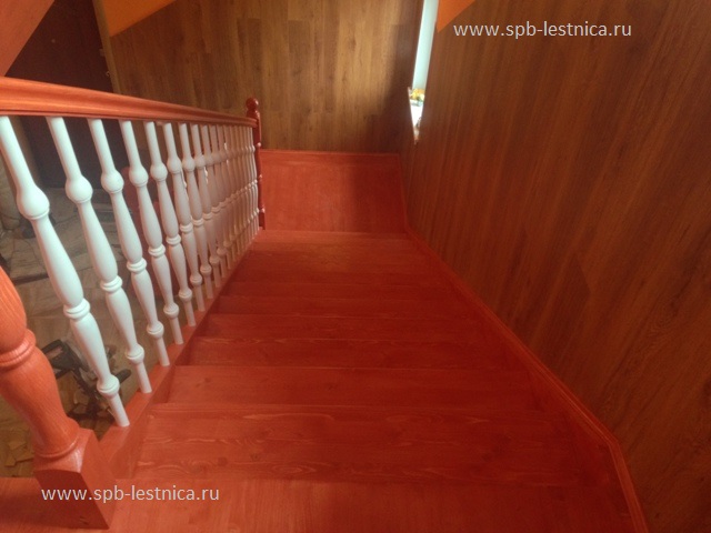 лестница из сосны с покраской