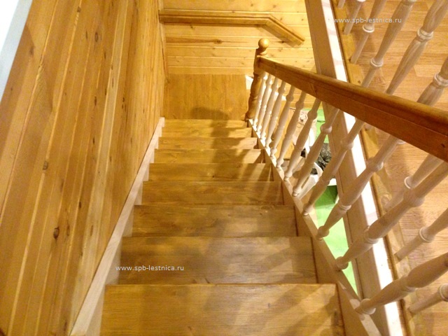 деревянная лестница установлена в доме из бруса