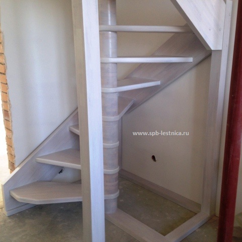 винтовая лестница на второй этаж дома