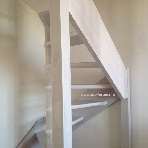винтовая лестница на второй этаж дома