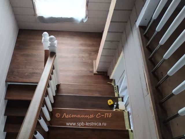лестница с подсветкой, с 4 пригласительными ступенями и поворотным поручнем