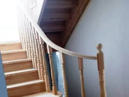 поворотные перила для деревянной лестницы