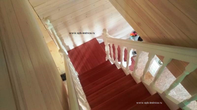 лестница с площадкой на 90 градусов сделана из сосны