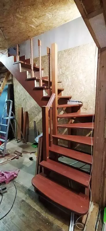 лестница из сосны с поворотом на 90 градусов