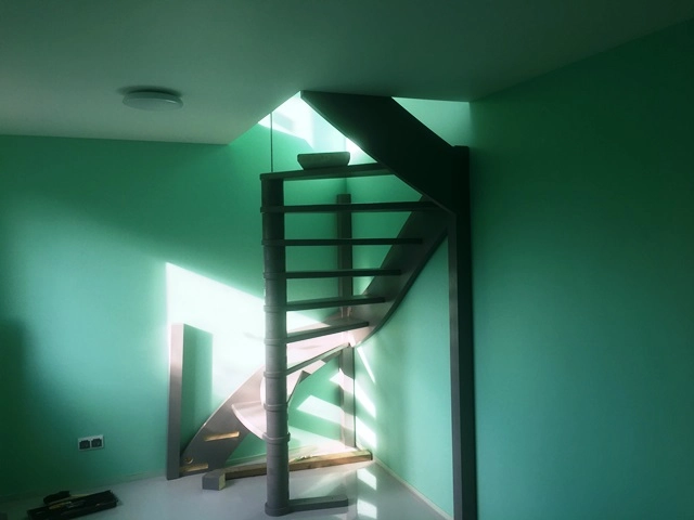 лестница на 180 градусов из сосны