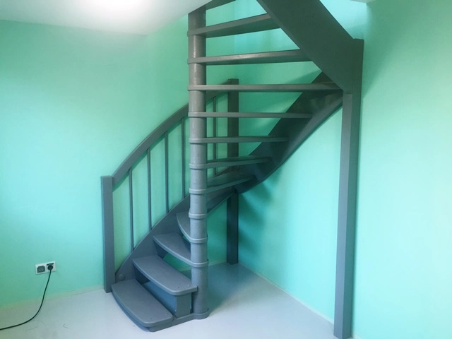лестница на 180 градусов из сосны