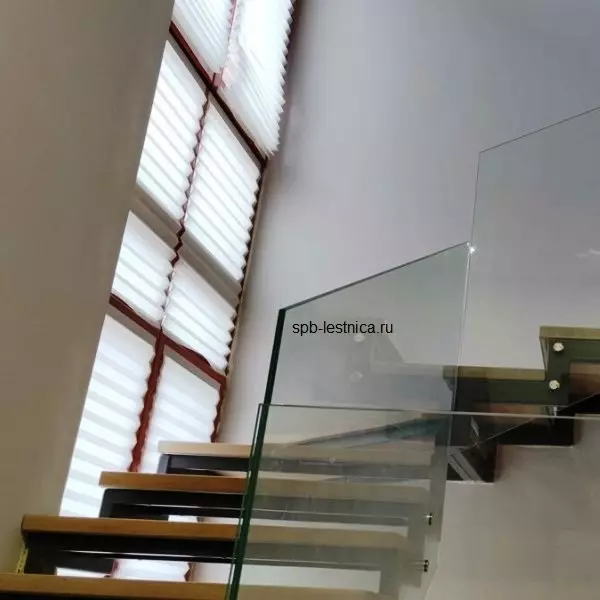 отделка металлической лестницы дубом с ограждением из стекла