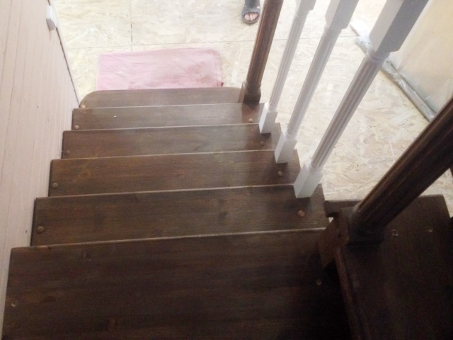 лестница с 2 площадками на 180 градусов сделана из сосны