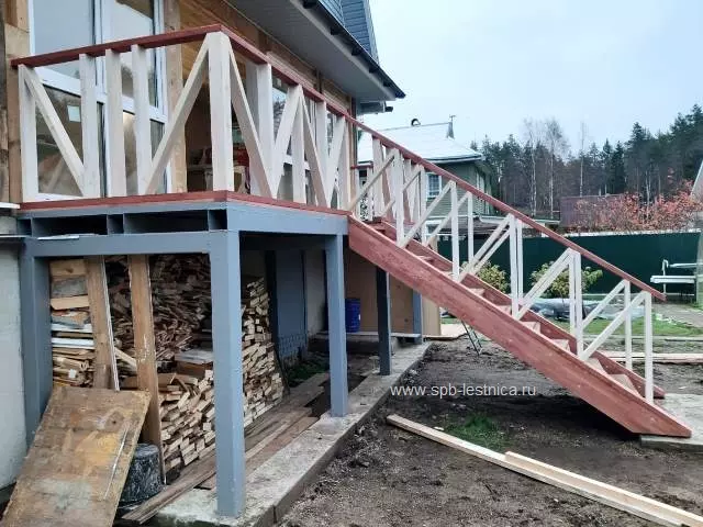 деревянное ограждение терассы дома