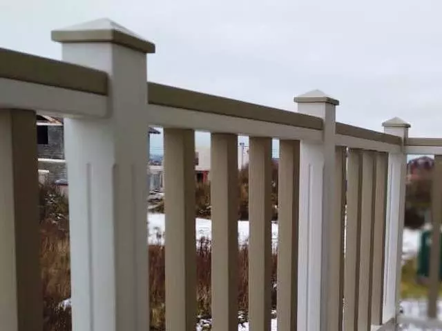 деревянное ограждение балкона дома