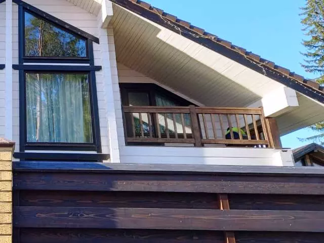 ограждение балконов дома из лиственницы
