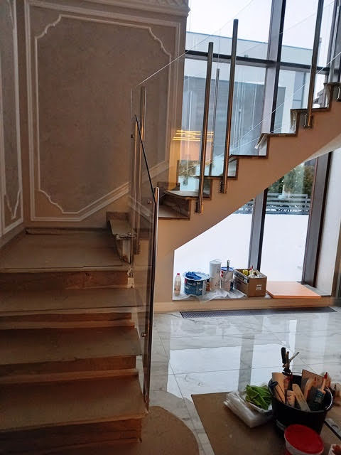 облицовка лестницы из бетона плиткой со стеклянным ограждением
