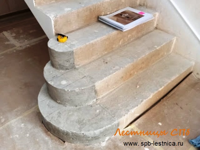 облицовка лестницы из бетона дубом