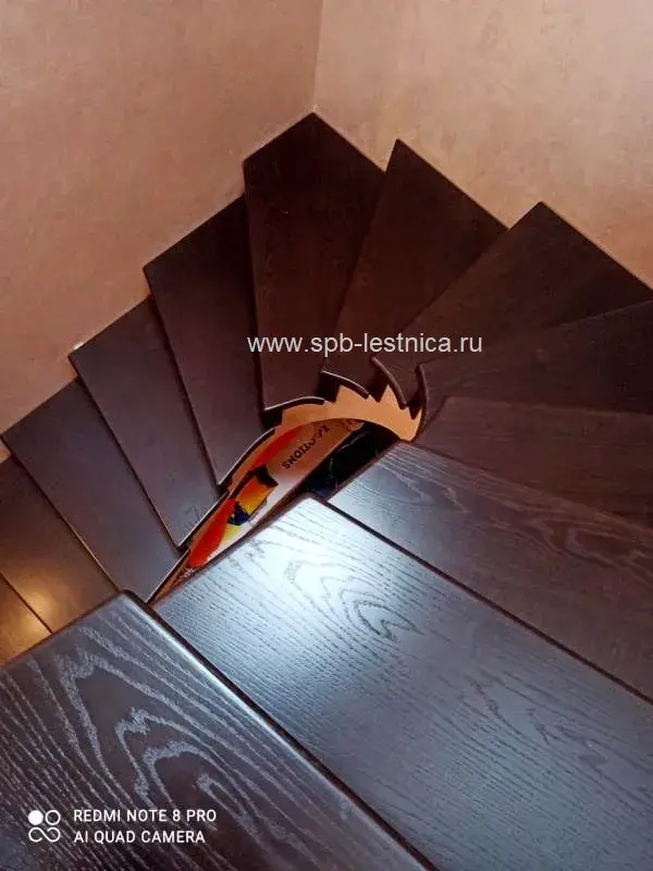 отделка бетонной лестницы дубом с гнутым поручнем