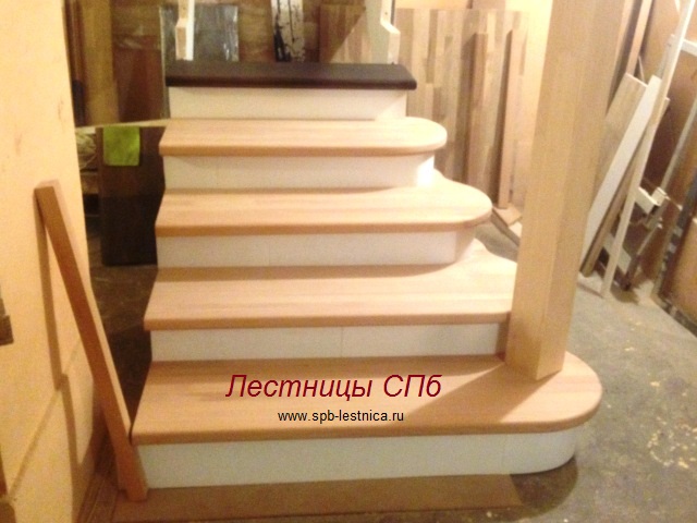 лестница с 4 пригласительными ступенями