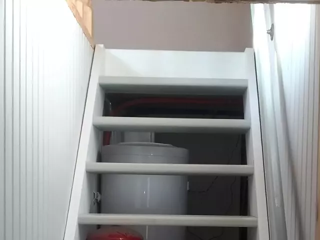прямая лестница сделана из сосны