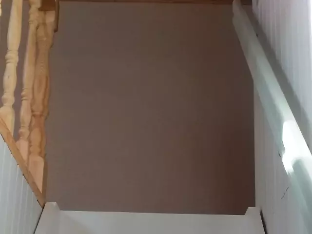 прямая лестница сделана из сосны