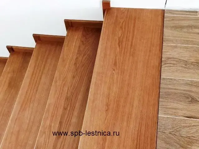 отделка бетонной лестницы дубом