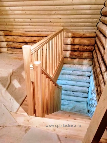поворотная лестница из сосны на 90 градусов