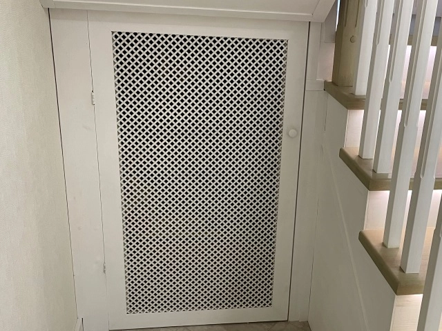 кладовая под лестницей из металла