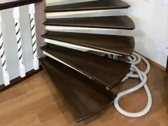 обшивка каркаса винтовой лестницы из металла дубом
